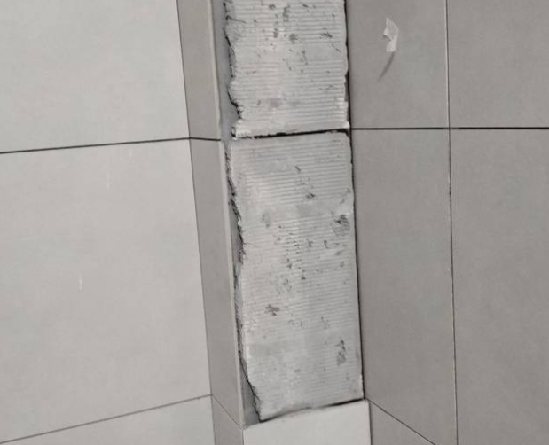 鹿泉瓷砖空鼓维修公司分享下瓷砖施工前基层浇水润湿程度不足，可能导致以下问题